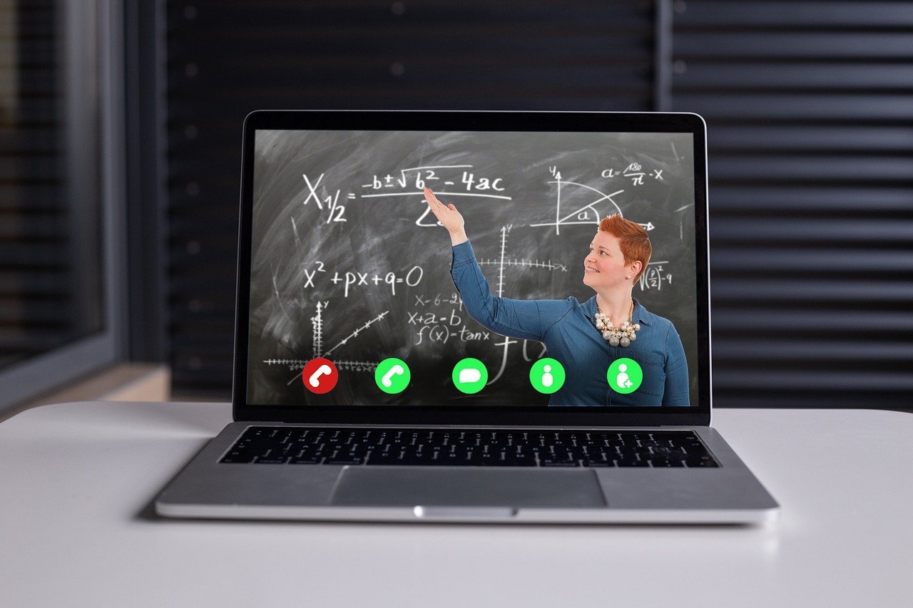 The Pros and Cons of Online Learning: What You Need to Consider