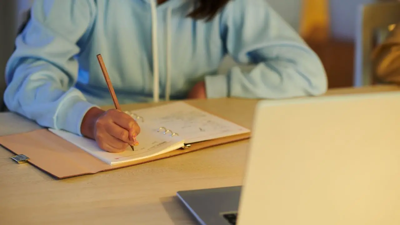 Essay Writing in 5 Minutes a Day: Quick Tips for Busy Students
